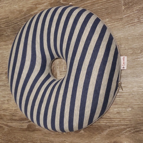 Cascadia Memory Foam Donut Pillow - Picture 1 of 3